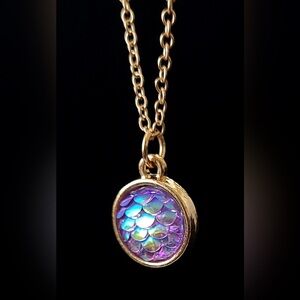 Iridescent Mermaid Scale Pendent Gold Tone Chain BFF NWT